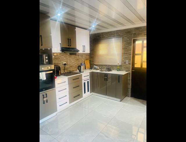 2 BEDROOM HOUSE FOR SALE IN NEWLANDS WEST